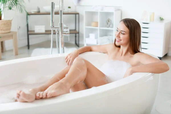 아름다운 젊은 여자가 욕조에서 편안히 쉬고 있다 — 스톡 사진