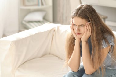 Evdeki kızgın genç kadın.