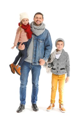 Mutlu aile portresi Sonbahar giysileri içinde beyaz arka planda