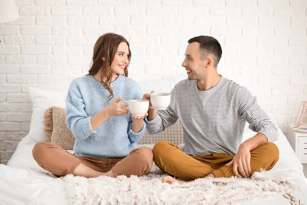 Piękna młoda para pije herbatę w domu — Zdjęcie stockowe