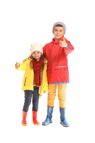 Retrato de niños lindos en ropa de otoño mostrando gesto de pulgar hacia arriba sobre fondo blanco — Foto de Stock