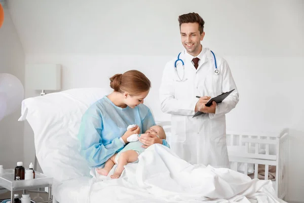 Mujer joven con bebé recién nacido y ginecólogo en el hospital de maternidad — Foto de Stock