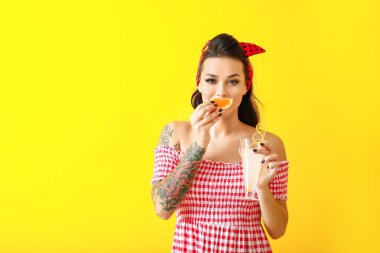 Renkli arka planda kokteyli olan dövmeli güzel bir kadın portresi.