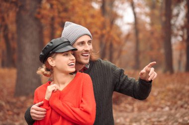 Sonbahar günü Park'ta genç Çift