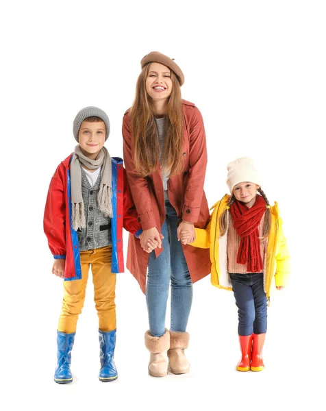 Retrato de familia feliz en ropa de otoño sobre fondo blanco —  Fotos de Stock