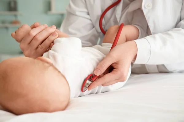 Pediatra che esamina il bambino carino in clinica, primo piano — Foto Stock