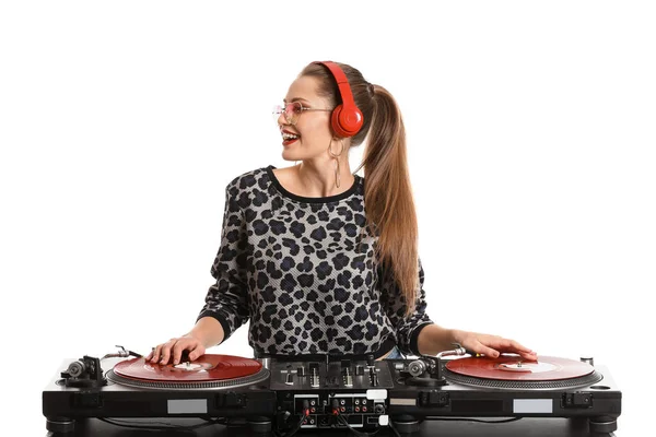 DJ femenino tocando música sobre fondo blanco — Foto de Stock