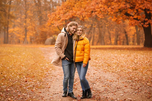 Pareja joven en el parque en el día de otoño — Foto de Stock