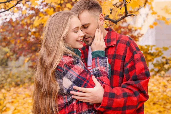 Amar pareja joven en el parque de otoño —  Fotos de Stock