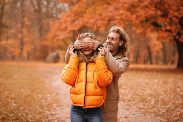 Молодая пара в парке осенью — стоковое фото