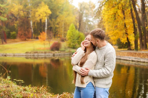 Amar pareja joven en el parque de otoño — Foto de Stock