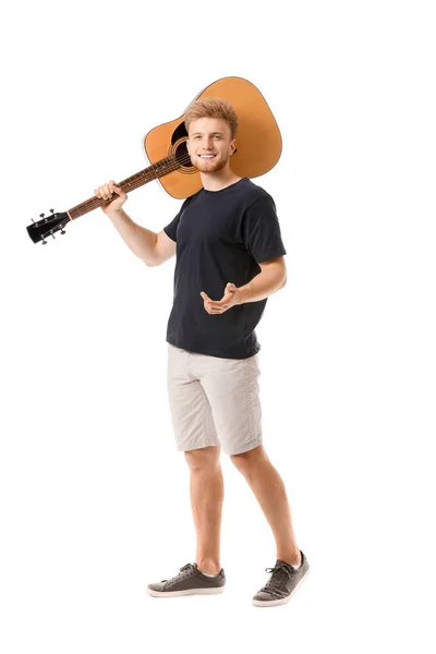 Bonito homem com guitarra sobre fundo branco — Fotografia de Stock