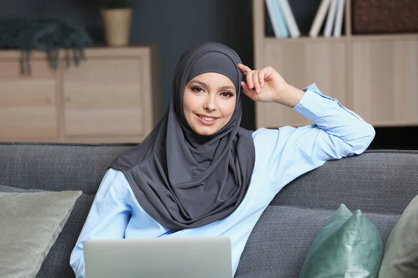 Bilgisayarlı güzel Müslüman öğrenci evde sınava hazırlanıyor — Stok fotoğraf