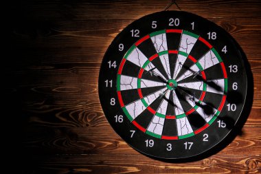 Dartboard tahta duvarda asılı.