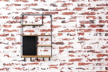 Boş raf tuğla duvarda asılı.