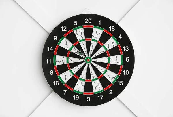 Fényfalon lógó dartboard — Stock Fotó