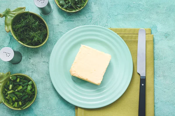 Prato com manteiga fresca e ervas na mesa — Fotografia de Stock