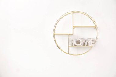 Işık duvarında dekor asılı raflar