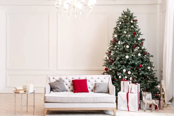 Interieur van de kamer met mooie versierde kerstboom — Stockfoto