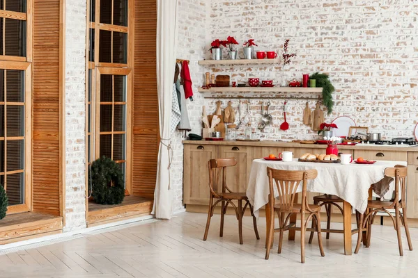 Interior de cozinha elegante com mesa servida — Fotografia de Stock