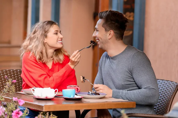 Feliz pareja joven en una cita romántica en la cafetería — Foto de Stock