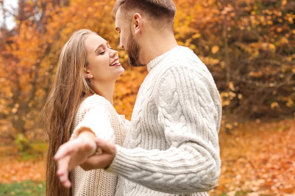 Liefdevolle jong koppel in herfst park — Stockfoto