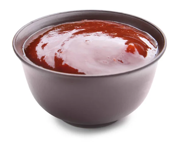 Cuenco con sabrosa salsa barbacoa sobre fondo blanco — Foto de Stock