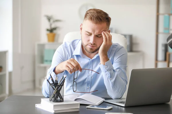 Ung man som lider av huvudvärk på kontoret — Stockfoto