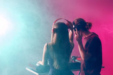 Genç DJ 'ler gece kulübünde müzik çalıyor.