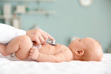 Pediyatrist klinikte şirin bebeği muayene ediyor.