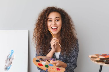 Açık arkaplanda güzel bir Afro-Amerikan sanatçı.