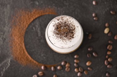 Masada bir bardak lezzetli latte.