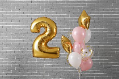 Şekil 2 ve tuğla zemin üzerinde farklı balonlar