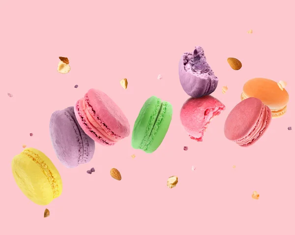 Caduta gustosi macaron su sfondo colore — Foto Stock