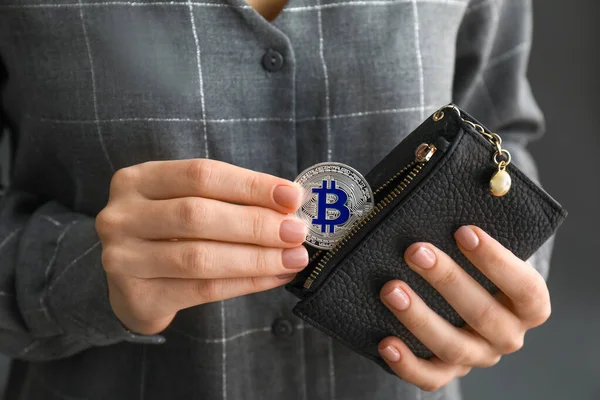 Kobieta wyjmująca bitcoiny z portfela, zbliżenie — Zdjęcie stockowe