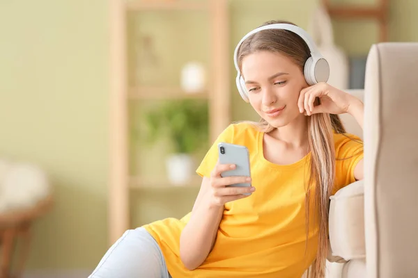 Jovem mulher ouvindo música em casa — Fotografia de Stock