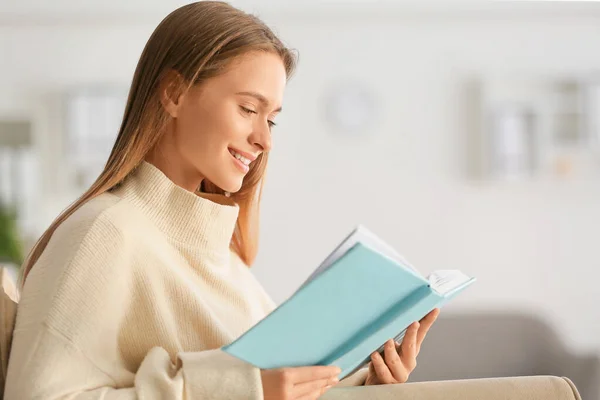 Jovem mulher ler livro em casa — Fotografia de Stock