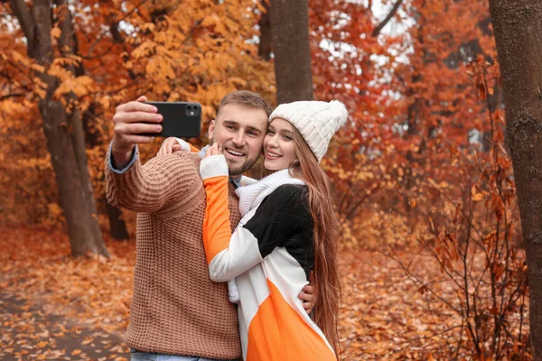 Houden van jong paar nemen selfie in de herfst park — Stockfoto