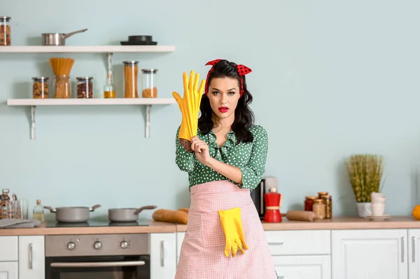 Mutfağı temizlemeye giden güzel kadın portresi. — Stok fotoğraf