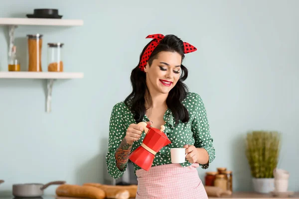 Portrait of beautiful pin-up woman with coffee in kitchen — Stock Photo, Image
