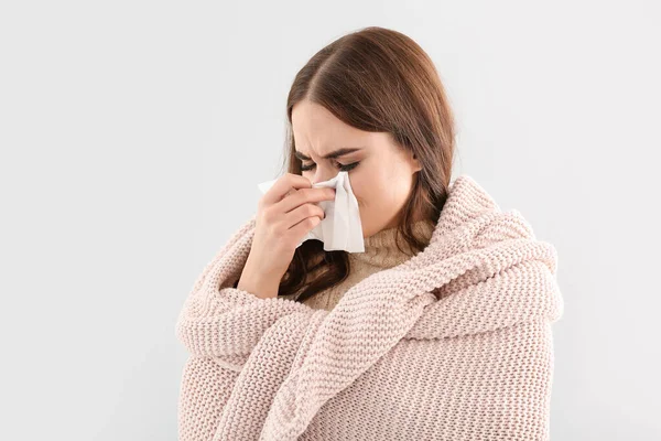 Mujer enferma de gripe sobre fondo claro — Foto de Stock