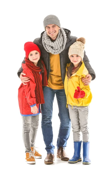 Familia feliz en ropa de otoño sobre fondo blanco — Foto de Stock