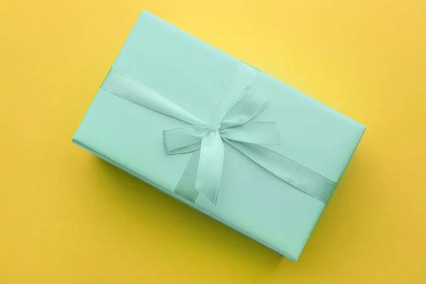Caja de regalo turquesa sobre fondo de color — Foto de Stock