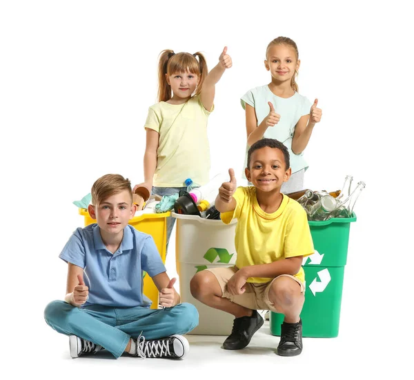 Niños pequeños y contenedores con basura sobre fondo blanco. Concepto de reciclaje —  Fotos de Stock
