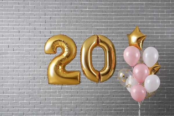 Tuğla zemin üzerinde 20 farklı balon düşün. — Stok fotoğraf