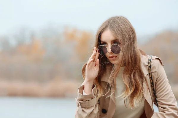 Porträt einer stilvollen jungen Frau im Freien — Stockfoto