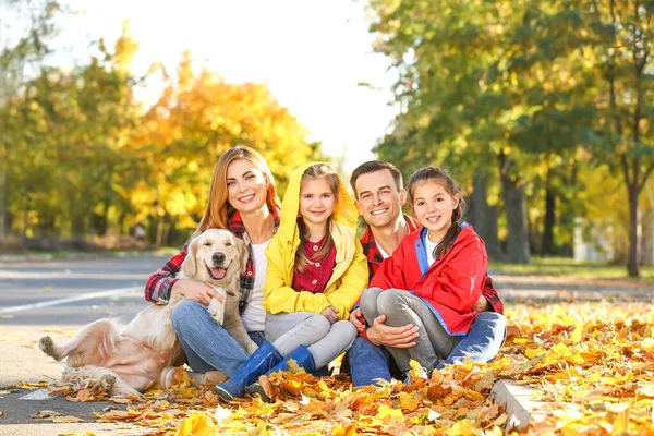 Retrato de familia feliz en el parque de otoño —  Fotos de Stock