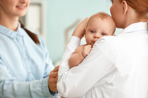 Vrouw met kleine baby een bezoek aan kinderarts in kliniek — Stockfoto