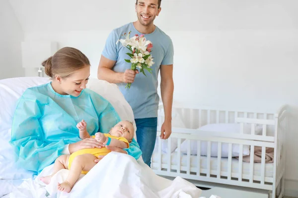 Молодая семья с новорожденным ребенком в родильном доме — стоковое фото