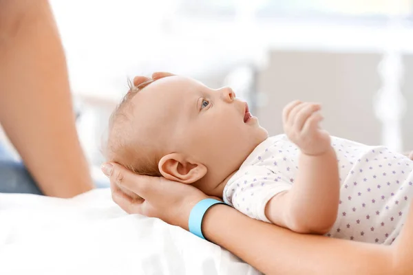 Young woman with newborn baby in maternity hospital — Stock Photo, Image